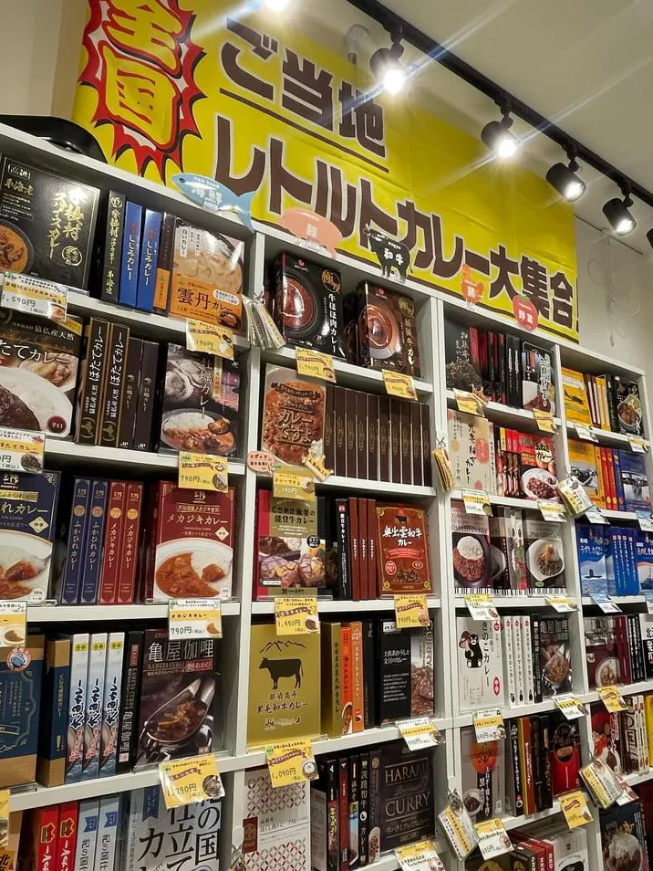 本棚に並ぶご当地レトルトカレー